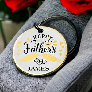 Glücklicher Vatertag Kundenspezifisches Schlüsselbund Schnurrbart-Kronen-Schlüsselring-Vater-Geschenk personifizierte Andenken Lustiges Vatigeschenk Bestes Valentinstagsgeschenk für ihn