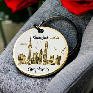 Llavero de Shanghái grabado en oro, recuerdo de viaje, nombre personalizado, regalo único para él o ella, llavero redondo de metal con diseño de monumento de China, recuerdo del horizonte.