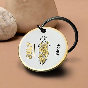 Juli geboorte bloem sleutelhanger ridderspoor gegraveerd aangepaste naam bloemen aandenken gouden rand ronde metalen sleutelhanger cadeau beste Valentijnsdag cadeau voor hem