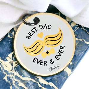El mejor llavero para papá con un lindo diseño de lazo y bigote. Regalo para el Día del Padre, regalo de hija e hijo para papá. El mejor regalo para San Valentín para él.