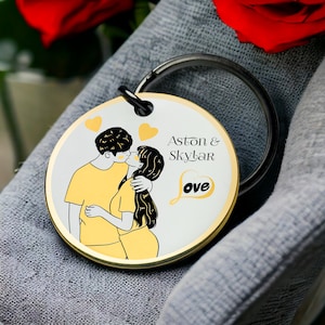Llavero de pareja personalizado con escena de beso dulce, regalo de amor romántico, nombre único personalizado, lindo llavero de pareja, el mejor regalo de San Valentín para él