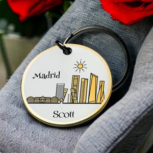 Madrid sleutelhanger gegraveerd gouden reissouvenir aangepaste naam cadeau voor hem haar Spanje monument ronde metalen sleutelhanger skyline aandenken cadeau cadeau