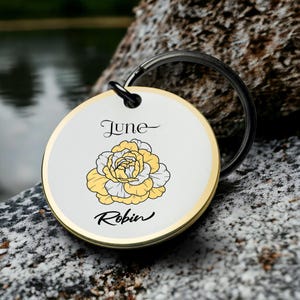 Portachiavi con fiore di nascita di giugno, rosa con incisione personalizzata del nome floreale, portachiavi in metallo con bordo dorato rotondo, il miglior regalo di San Valentino per lui.