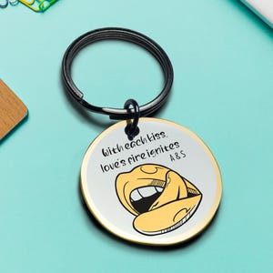 Llavero de pareja personalizado con diseño de beso para el amor y el romance Llavero con diseño de beso de recuerdo personalizado El mejor regalo de San Valentín para él
