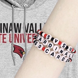 ¡Adopte el espíritu cardenal con la pulsera SVSU Cardinals de Shelby!