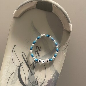 ¡Sal a las pistas con estilo con la pulsera de esquí y snowboard de Shelby!