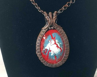 Bijoux emballés dans un fil, pendentif enveloppé d'émail et de fil de cuivre en rouge, bleu et blanc, bijoux bohème