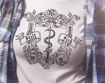 Camisa TODAVÍA ENFERMA, camiseta Badass de enfermedad crónica, camiseta divertida de Spoonie Warrior, discapacidad invisible Dolor crónico Fibromialgia Fatiga Migraña