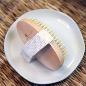 Dry Body Brush for Lymphatic Drainage, Exfoliation, Self Care, Cleansing and Cellulite Reduction