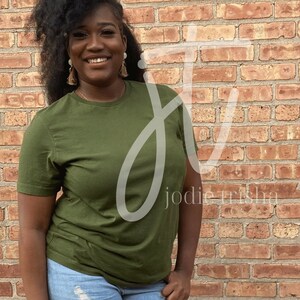 Olive T-Shirt Mockup, Schwarzes Frauen T-Shirt Mockup, Schwarzes T-Shirt Model, Grünes T-Shirt Model, Olive Bella Canvas Mockup