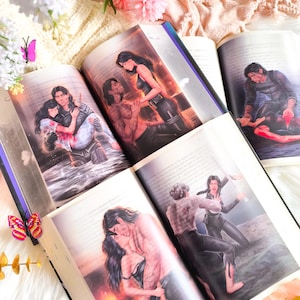 Può includere: Libri aperti con illustrazioni di una coppia in varie scene drammatiche. Le illustrazioni raffigurano un uomo e una donna in un abbraccio appassionato e altre scene di conflitto. I libri sono aperti su una superficie bianca con fiori e farfalle.