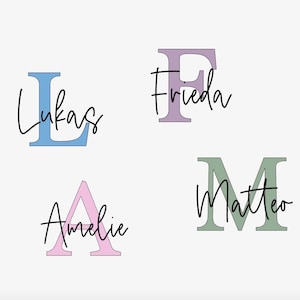 Könnte beinhalten: Vier farbenfrohe Namensdesigns: "Lukas" in Blau, "Frieda" in Lila, "Amelie" in Rosa und "Matteo" in Grün. Jeder Name ist in einer Schreibschrift über einem Blockbuchstaben geschrieben.