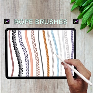 Könnte beinhalten: Ein digitales Tablet zeigt verschiedene Seilbürsten-Designs in Braun-, Schwarz-, Blau- und Grautönen. Der Text "ROPE BRUSHES" wird über den Designs angezeigt. Ein weißer Stift wird in der Nähe des Bildschirms gehalten.