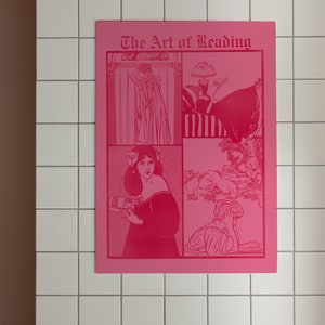 以下が含まれることがあります： ゴシック体の太字で「The Art of Reading」と書かれたピンクのポスター。ポスターには、さまざまな場所で読書をしている人々のイラストが4つ描かれている。