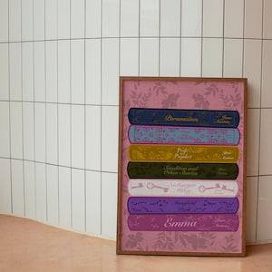 Puede incluir: Una impresión enmarcada de una pila de libros con diseños florales y los títulos "Persuasion", "Pride and Prejudice", "Sanditon and Other Stories", "Northanger Abbey", "Mansfield Park" y "Emma".