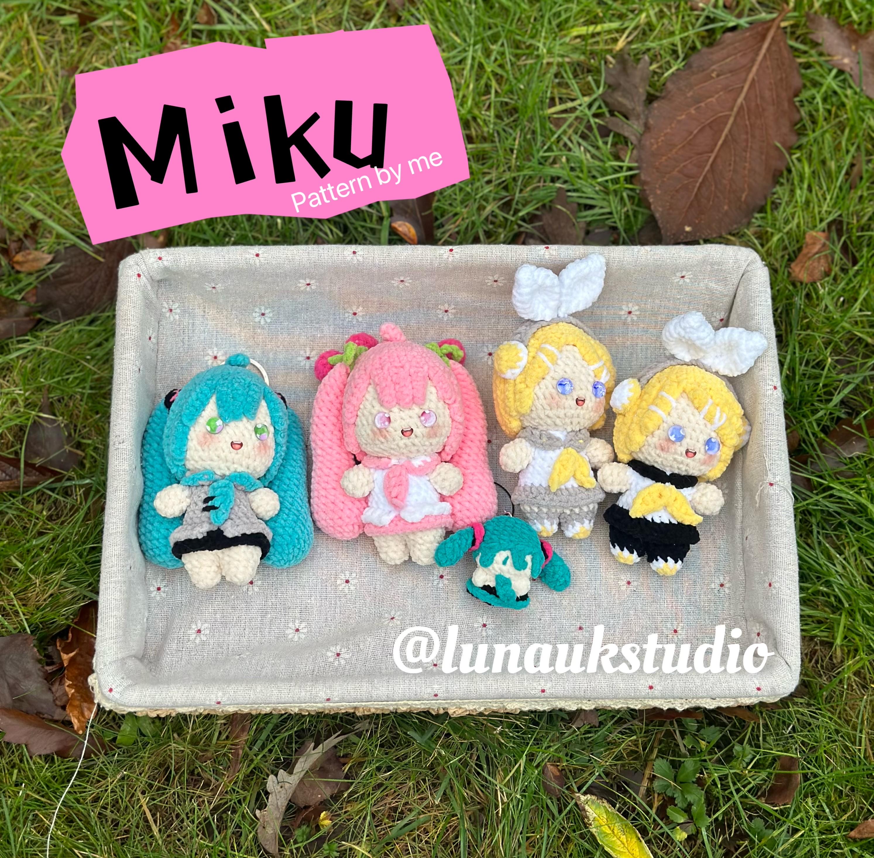 ハンドメイドかぎ針編みのちびアニメ初音ミク桜ミクぬいぐるみ