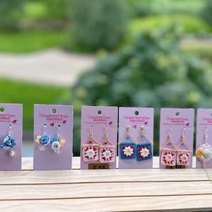 Pendientes de flores cuadradas de abuela, pendientes de flores de micro crochet, pendientes de crochet multicolor, regalos para artesanos, bañados en plata