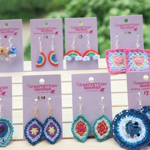 Pendientes de abuela cuadrados de crochet hechos a mano, pendientes de arcoíris de micro crochet, pendientes de crochet multicolor, regalos para artesanos, regalo de aniversario