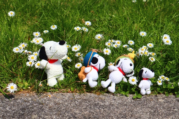 かぎ針編みのスヌーピーキーホルダー：手作りあみぐるみバッグチャーム