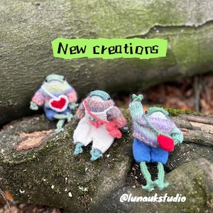 Adorno de muñeca de rana de punto Amigurumi hecho a mano/Suéter de Froggie, Linda rana de juguete, Rana Amigurumi, Regalo para Navidad