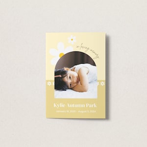 Könnte beinhalten: Eine gelbe und weiße Gedenkkarte mit einem Foto eines jungen Mädchens, das auf einer weißen Decke liegt. Die Karte hat ein Gänseblümchen-Design und den Text "in liebevoller Erinnerung" und "Kylie Autumn Park, 12. Februar 2020 - 5. August 2021".