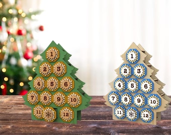Könnte beinhalten: Zwei Adventskalender in Form von Weihnachtsbäumen aus Holz. Einer ist grün mit braunen Zahlen, der andere ist aus Naturholz mit blauen Zahlen. Jeder Baum hat 12 nummerierte Fächer.