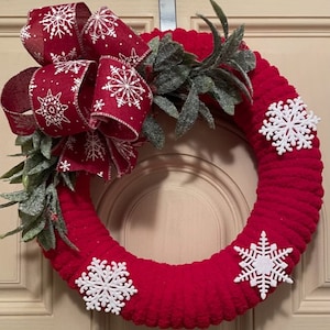 Red Yarn Christmas Wreath 16"/Christmas Decoration/Door Hanger/Snowflake Ribbon/Winter Wreath/Home Décor/Holiday Wreath/Outdoor Wreath/Wall