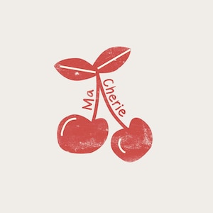 Könnte beinhalten: Rote Illustration von zwei Kirschen mit Stielen und Blättern. Der Text "Ma Cherie" ist in einer Schreibschrift auf den Stielen geschrieben. Das Design hat einen Used-Look im Vintage-Stil, vor einem cremefarbenen Hintergrund.