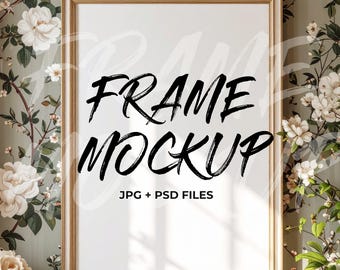 Op de afbeelding: Een rechthoekige framemockup met een wit interieur en een goudkleurige lijst. De tekst "FRAME MOCKUP" is geschreven in zwart penseelschrift. Onder de tekst staat "JPG + PSD FILES". De achtergrond is een bloemenbehang.