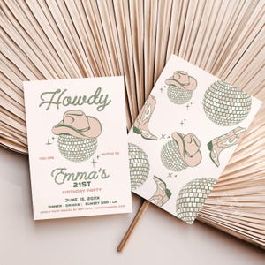 Könnte beinhalten: Eine rosa und grüne Einladung mit dem Text "Howdy" und "Emma's 21st Birthday Party!" Die Einladung zeigt eine Discokugel mit einem Cowboyhut oben drauf. Der Hintergrund der Einladung ist ein Muster aus Discokugeln, Cowboyhüten und Cowboystiefeln.