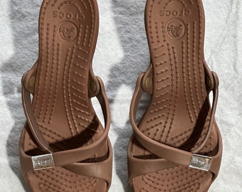 Women's Crocs Cyprus Open Toe Heels Sandals Size 8 Brown/Tan