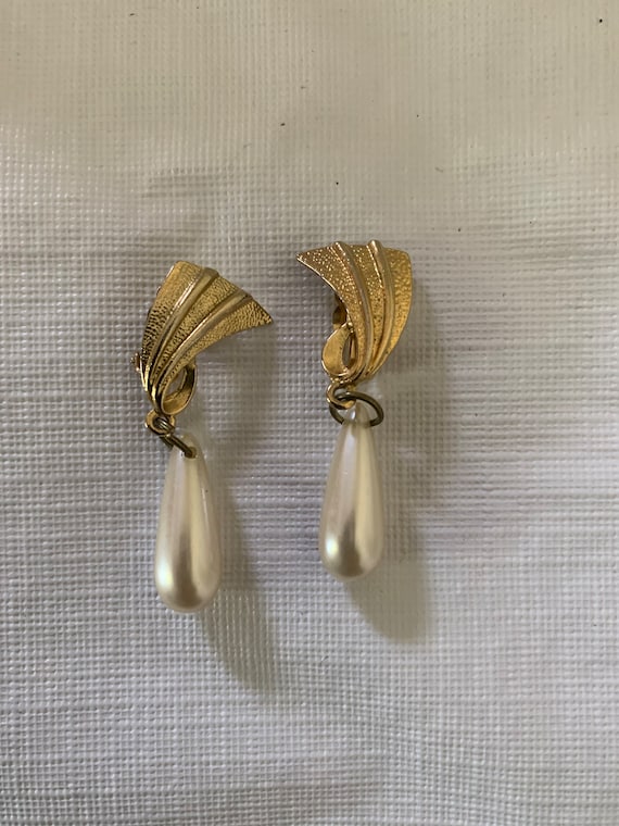 Teardrop Vintage Pearl Clips CLIPS/STUDS vintage chic teardrop DROPPER PEARL gold tone  main image 3