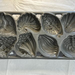 Vintage 1989 John Wright Cast Iron Sea Shells Pan Muffin Cornbread Mold 14.75&quot;x7.25”