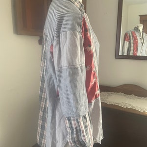 Pode incluir: Uma camisa de bot&otilde;es de manga comprida com um design de patchwork. A camisa &eacute; feita de diferentes tecidos, incluindo padr&otilde;es xadrez, listrados e florais. A camisa &eacute; em tons de azul, vermelho e branco.