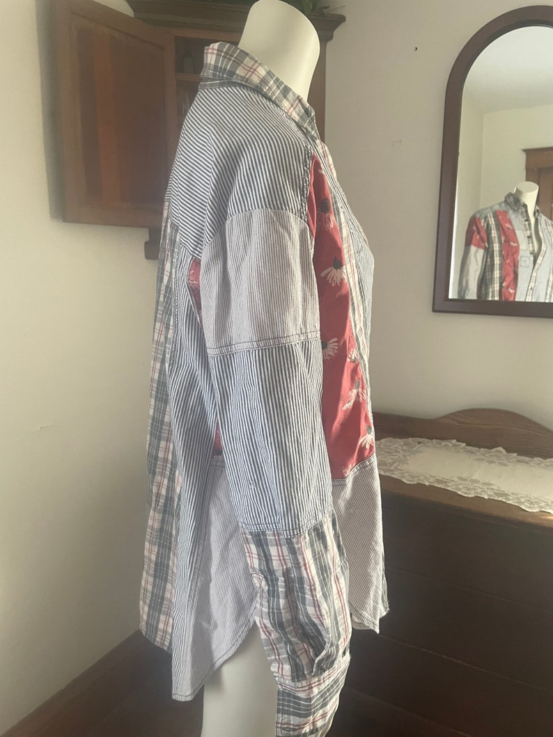 Pode incluir: Uma camisa de bot&otilde;es de manga comprida com um design de patchwork. A camisa &eacute; feita de diferentes tecidos, incluindo padr&otilde;es xadrez, listrados e florais. A camisa &eacute; em tons de azul, vermelho e branco.
