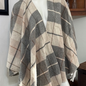 John Hanly & Co Ltd 100% Lambswool Cream/Gray Cape/Shawl - Woven in Ireland