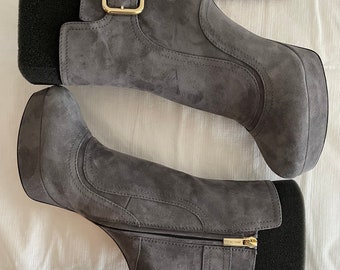 Jogi Choo Britney Plateau Grau Wildleder Stiefeletten - NWOT - Größe 9