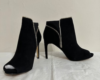 Botas Ann Taylor Tonya Suede Pretas com Zíper Dourado - Tamanho 8