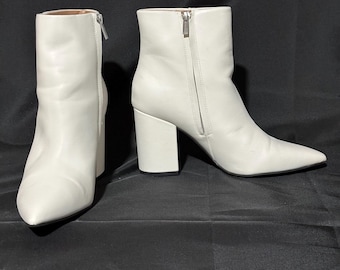 Stivaletti alla caviglia Calvin Klein bianchi con punta affilata e tacco spesso da 3,5" da donna, taglia 9,5 M