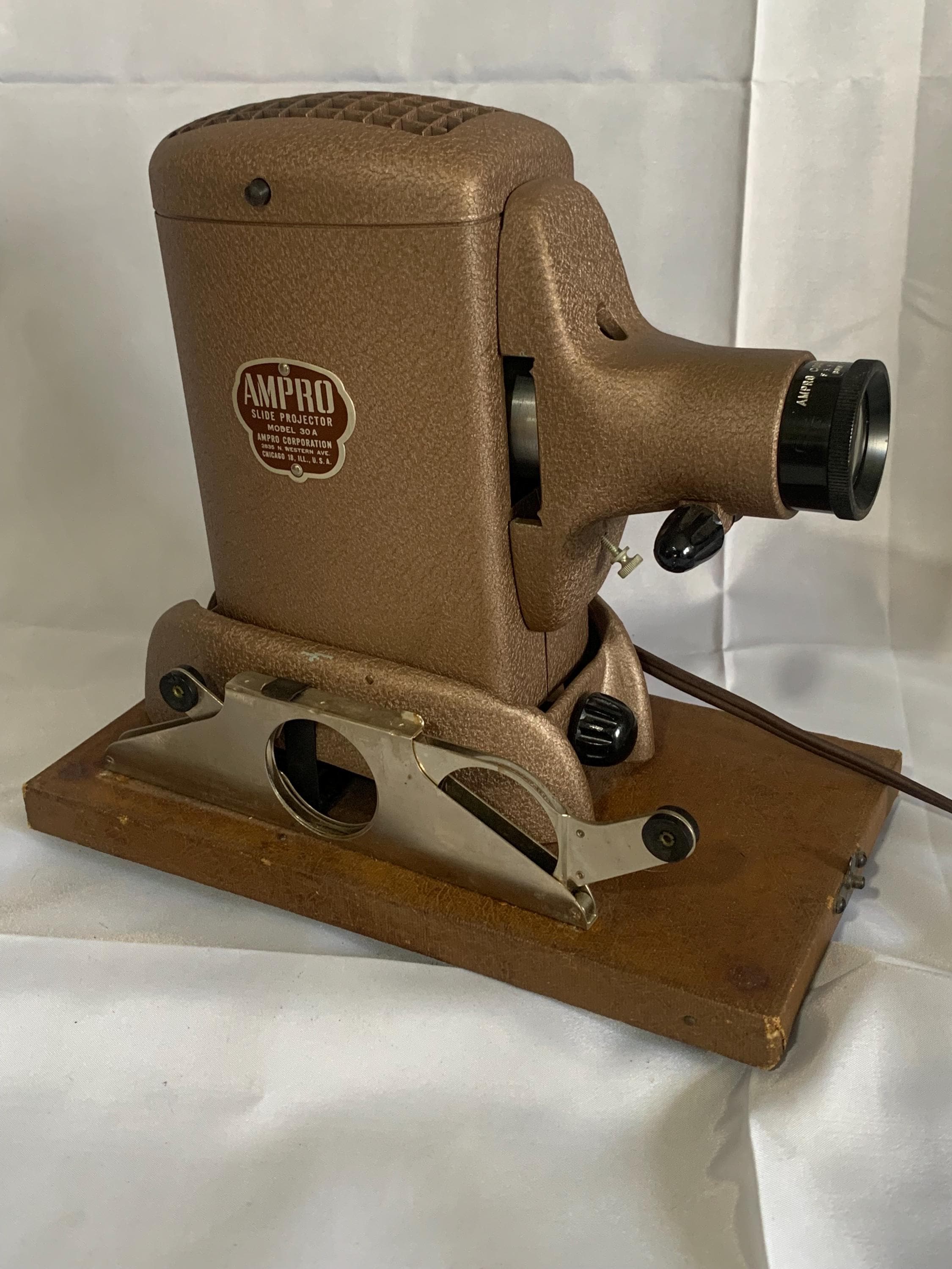 Vintage Ampro Model 30A Slide Projector With Carrying Case. Tested