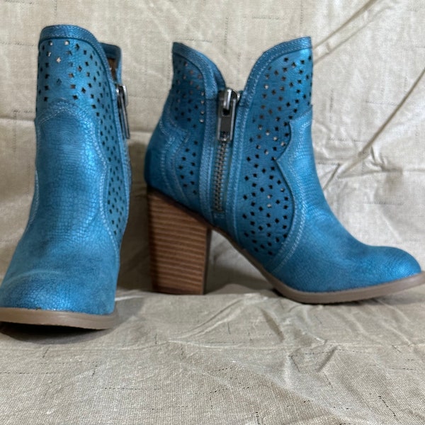Not Rated Gretchen Ankle Boots Teal Turquoise - size 7.5 - NWOB