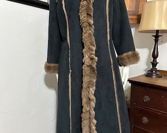 Vintage jaren 90 Scandinavian Faux Fur Co Womens zeldzame nepbont vegan suède maxi-jas - maat S