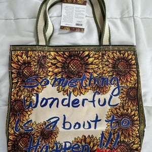 Peut inclure: Ensemble de trois tasses en c&eacute;ramique avec une finition mate et mouchet&eacute;e. Les tasses sont de couleur cr&egrave;me, gris clair et gris fonc&eacute;. Chaque tasse a un design simple et minimaliste, parfait pour le caf&eacute; ou le th&eacute;.