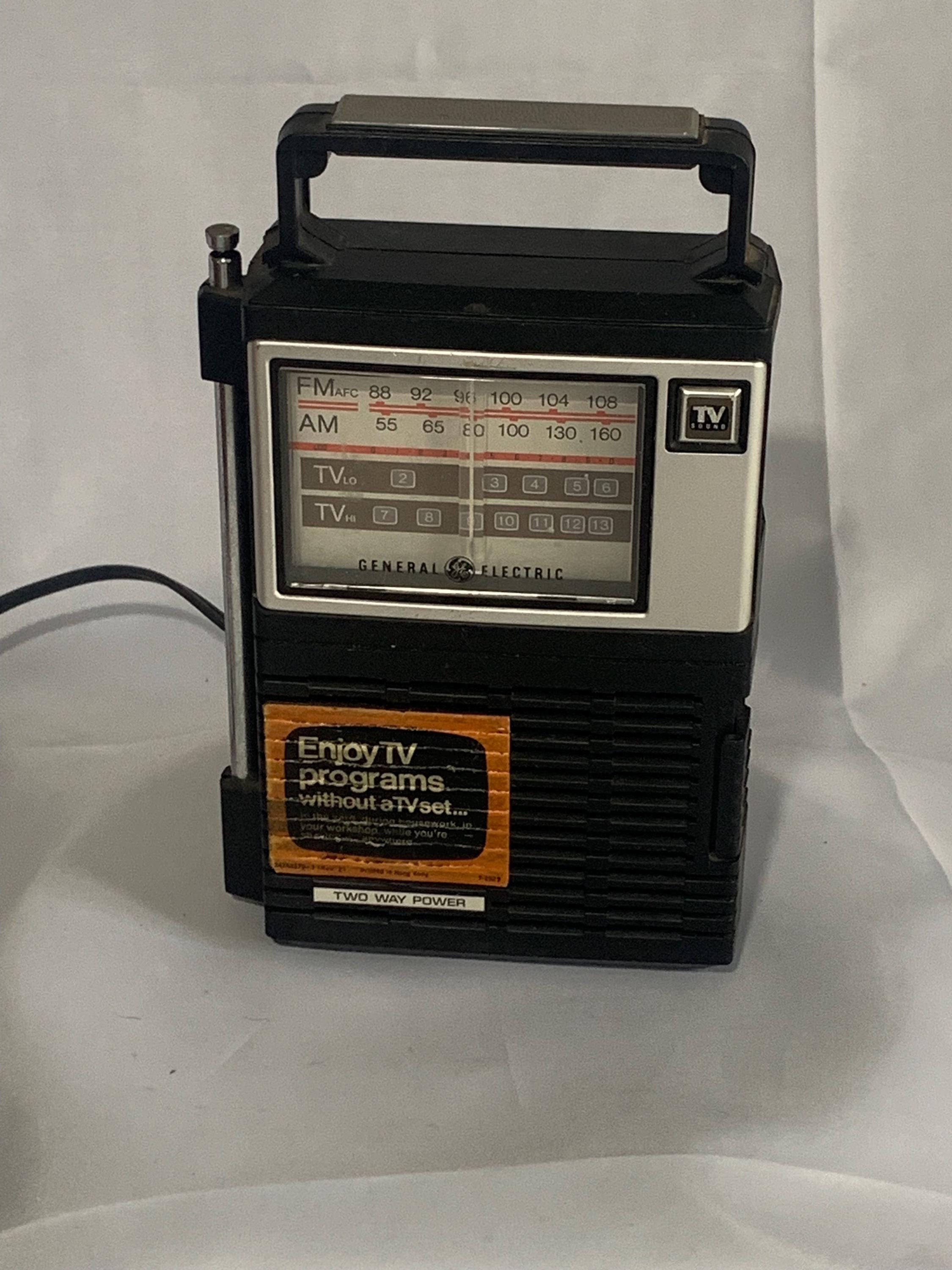 Vintage General Electric Portable Radio, Model 7-2929A, Features