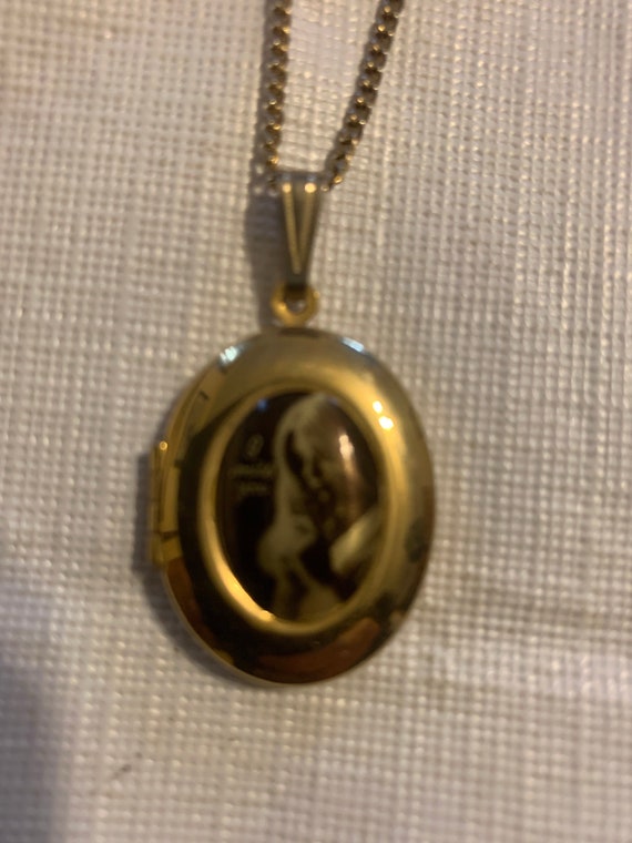 Pretty Vintage Gold Tone Oval Locket and Necklace.