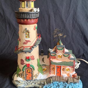Vintage 2002 Santa’s Workbench Collection “Butler’s Wharf Lighthouse” Christmas Village Display
