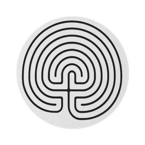 Peut inclure: Un dessous de verre rond et blanc avec un motif de labyrinthe noir. Le labyrinthe est composé de lignes courbes concentriques, créant un chemin menant à un point central. Le dessous de verre a une esthétique épurée et minimaliste.