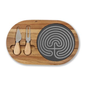 Peut inclure: Planche à fromage en bois avec une zone de service en ardoise intégrée et deux couteaux à fromage. La planche a une finition en grain de bois naturel. La zone en ardoise présente un motif de labyrinthe gris. Les couteaux à fromage ont des manches en bois.