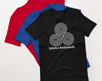Triple Spiral labyrinth Solvitur Ambulando Unisex t-shirt