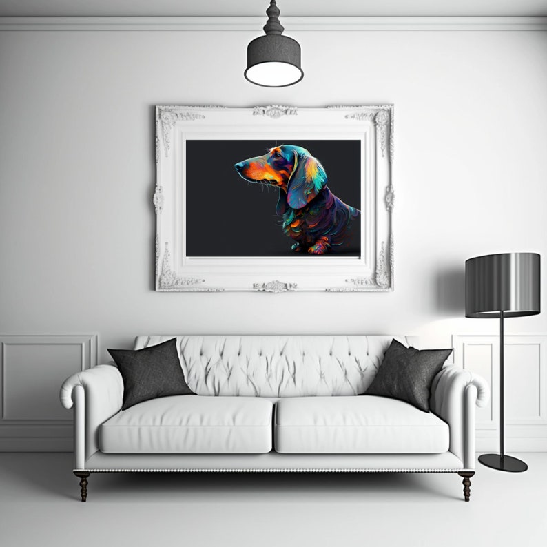 Pode incluir: Uma pintura abstrata colorida de um c&atilde;o salsicha em uma moldura branca, pendurada em uma parede branca acima de um sof&aacute; branco com almofadas pretas.